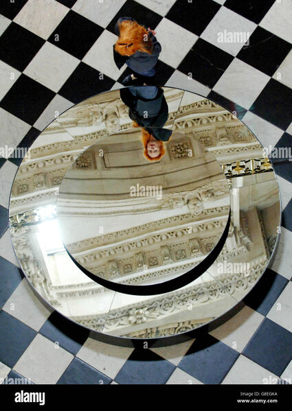 Файл:Moon-mirror-st-pauls-cathedral-G8EGKA.jpg