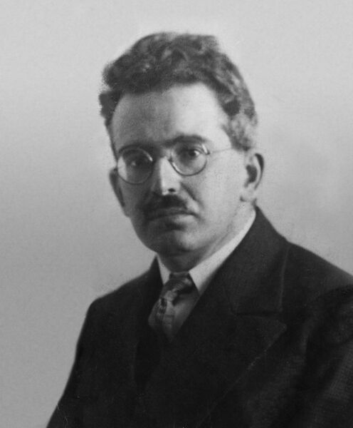 Файл:Walter Benjamin vers 1928.jpg