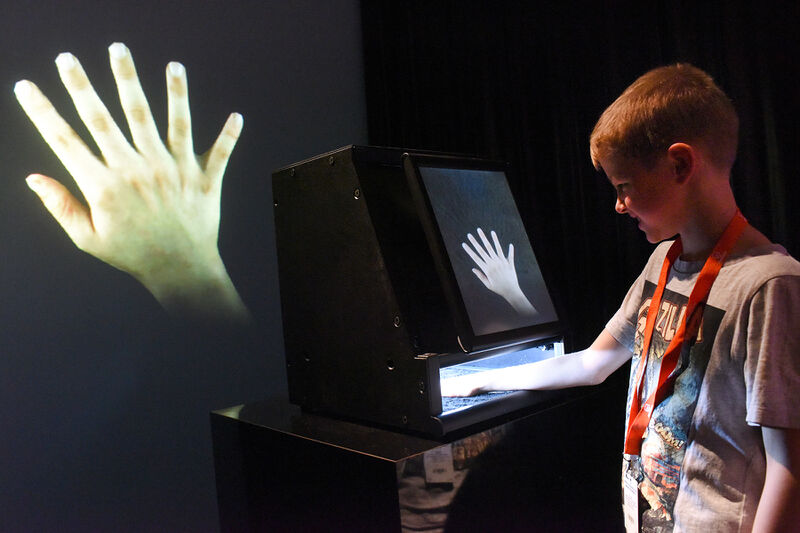 Файл:Hands 4b 2400px.jpg